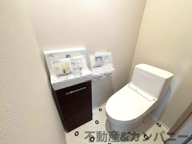 久米窪田町の新築のおうち　松山市久米窪田町新築戸建のトイレ|独立型手洗い器付きトイレです