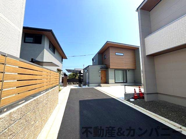 久米窪田町の新築のおうち　松山市久米窪田町新築戸建の前面道路含む現地写真|前面道路含む現地写真です