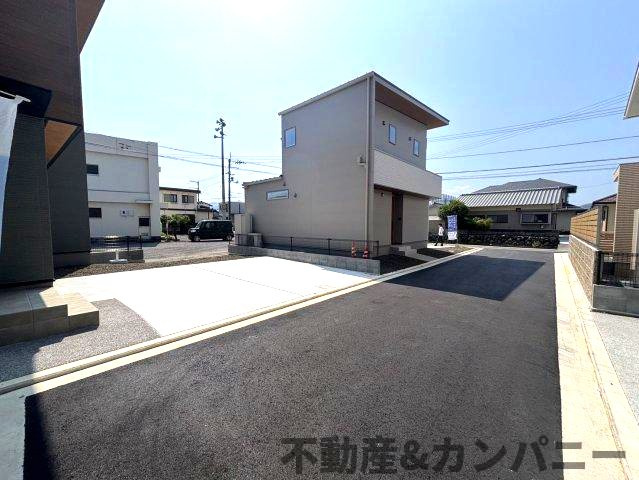 久米窪田町の新築のおうち　松山市久米窪田町新築戸建の前面道路含む現地写真|前面道路含む現地写真です