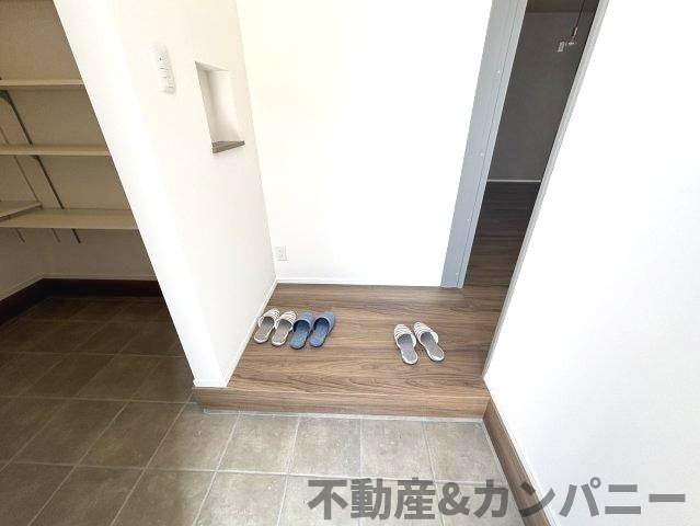 久米窪田町の新築のおうち　松山市久米窪田町新築戸建の玄関|ゆったりとした玄関です