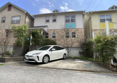 【21帖の開放感あるLDK】高知市西塚ノ原　中古一戸建ての外観|並列駐車もスムーズ！陽当たり良好な明るい住まい♪