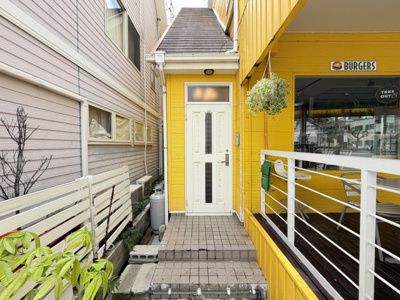 【玄関】 | 北谷町北谷1丁目（店舗付き住宅） | 住居用玄関♪カメラ付きインターフォン付き♪