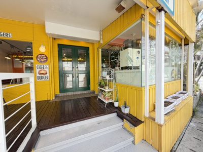 【玄関】 | 北谷町北谷1丁目（店舗付き住宅） | 1階店舗　オシャレで解放感溢れる店舗入り口♪