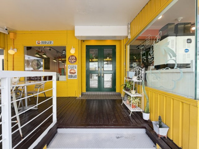 【玄関】 | 北谷町北谷1丁目（店舗付き住宅） | 1階店舗　オシャレで解放感溢れる店舗入り口♪