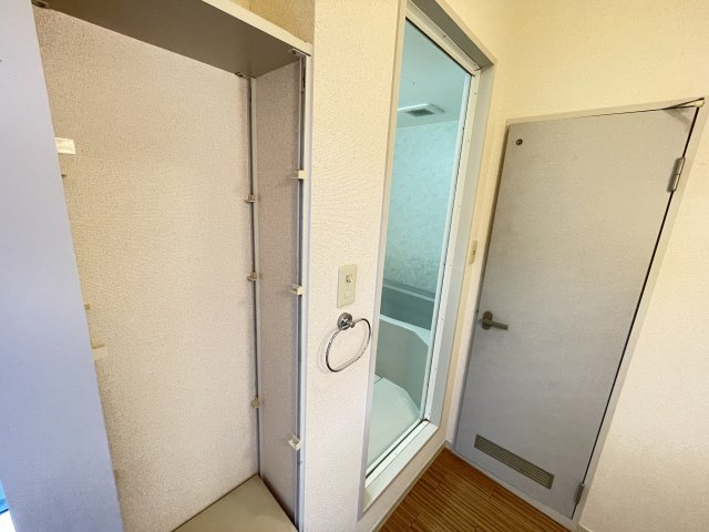 エルメゾンⅢの設備|洗面後ろにある可動棚