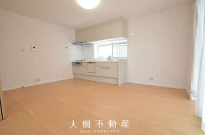 【居間・リビング】 | 綾瀬市大上1丁目 中古戸建て【仲介手数料無料】 | 宅地建物取引士による不動産のご説明・現地のご案内、住宅金融普及協会住宅ローンアドバイザーが住宅ローンのアドバイスから融資実行までのお手伝いをしっかりサポートします♪