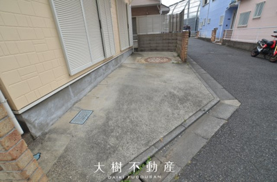 【駐車場】 | 綾瀬市大上1丁目 中古戸建て【仲介手数料無料】