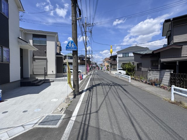 三郷市戸ケ崎５丁目新築戸建【吹上小学校：8分】の前面道路含む現地写真|東側前面道路・幅員約7.5ｍ