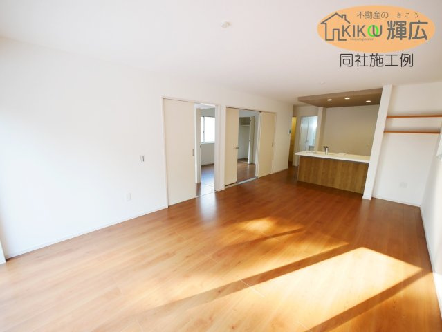 明石市大久保町18期八木（全2棟）1号棟の居間・リビング|同社施工例です。