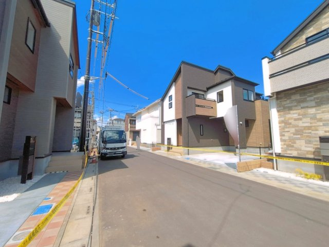 ふじみ野市大井中央１丁目の新築一戸建の前面道路含む現地写真|スーパー、コンビニ、ドラッグストアが徒歩5分圏内。
ビバモールもお車で約3分の近さで生活利便性◎！