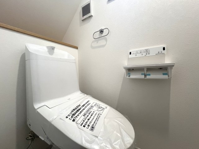 正統派な住宅街に佇む邸宅。無駄のない間取りに洒落たライティング。んー好き。【相模原市南区御園3丁目新築戸建】のトイレ|シンプルで使いやすいトイレです