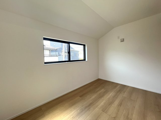 正統派な住宅街に佇む邸宅。無駄のない間取りに洒落たライティング。んー好き。【相模原市南区御園3丁目新築戸建】の洋室|きれいな洋室です