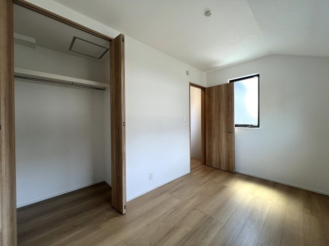 正統派な住宅街に佇む邸宅。無駄のない間取りに洒落たライティング。んー好き。【相模原市南区御園3丁目新築戸建】の洋室|明るい洋室です
