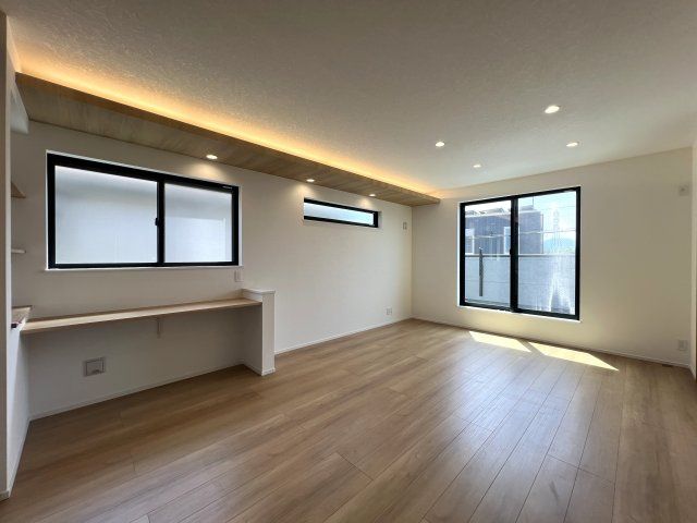 正統派な住宅街に佇む邸宅。無駄のない間取りに洒落たライティング。んー好き。【相模原市南区御園3丁目新築戸建】の居間・リビング|おしゃれなリビングです