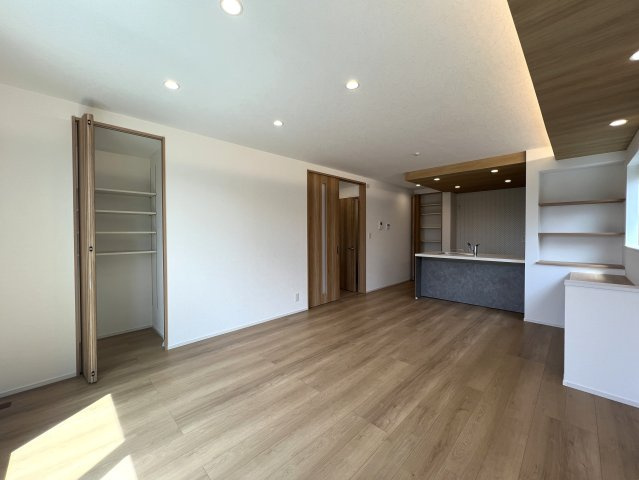 正統派な住宅街に佇む邸宅。無駄のない間取りに洒落たライティング。んー好き。【相模原市南区御園3丁目新築戸建】の居間・リビング|ゆったり過ごせるリビングです