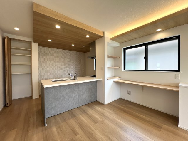 正統派な住宅街に佇む邸宅。無駄のない間取りに洒落たライティング。んー好き。【相模原市南区御園3丁目新築戸建】の居間・リビング|ゆったりとしたリビングです