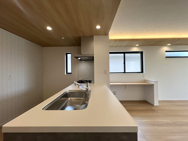 正統派な住宅街に佇む邸宅。無駄のない間取りに洒落たライティング。んー好き。【相模原市南区御園3丁目新築戸建】のキッチン|キッチンでお料理をお楽しみください