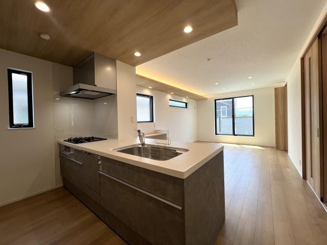正統派な住宅街に佇む邸宅。無駄のない間取りに洒落たライティング。んー好き。【相模原市南区御園3丁目新築戸建】のキッチン|きれいなキッチンです