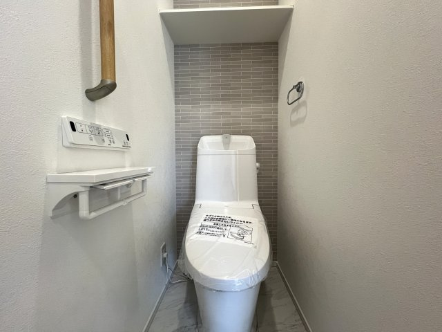 正統派な住宅街に佇む邸宅。無駄のない間取りに洒落たライティング。んー好き。【相模原市南区御園3丁目新築戸建】のトイレ|トイレも気になるポイント