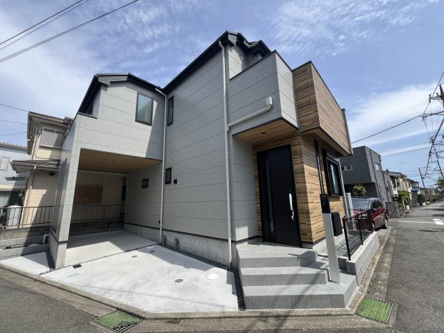 正統派な住宅街に佇む邸宅。無駄のない間取りに洒落たライティング。んー好き。【相模原市南区御園3丁目新築戸建】の外観|外観は落ち着いています