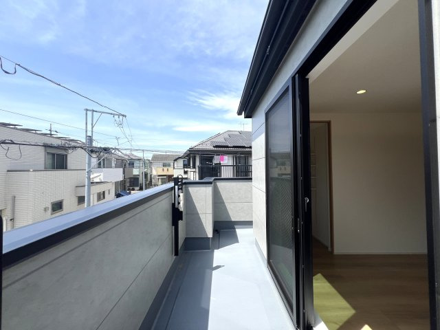 正統派な住宅街に佇む邸宅。無駄のない間取りに洒落たライティング。んー好き。【相模原市南区御園3丁目新築戸建】のバルコニー|広々としたバルコニーです
