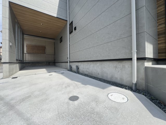 正統派な住宅街に佇む邸宅。無駄のない間取りに洒落たライティング。んー好き。【相模原市南区御園3丁目新築戸建】の駐車場|駐車場です