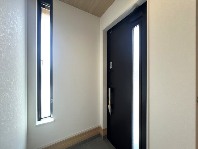 正統派な住宅街に佇む邸宅。無駄のない間取りに洒落たライティング。んー好き。【相模原市南区御園3丁目新築戸建】の玄関|シンプルで使いやすい玄関です