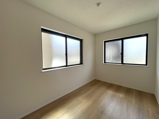 正統派な住宅街に佇む邸宅。無駄のない間取りに洒落たライティング。んー好き。【相模原市南区御園3丁目新築戸建】の洋室|落ち着いた色調の洋室です