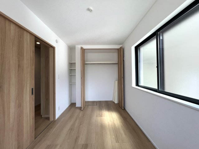 正統派な住宅街に佇む邸宅。無駄のない間取りに洒落たライティング。んー好き。【相模原市南区御園3丁目新築戸建】の洋室|ゆったりした洋室です