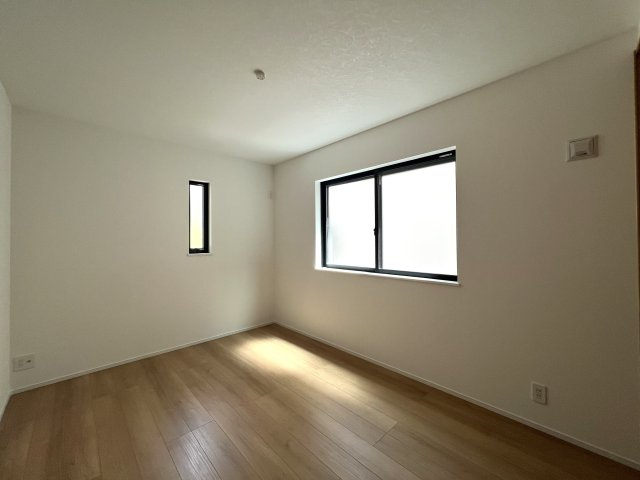 正統派な住宅街に佇む邸宅。無駄のない間取りに洒落たライティング。んー好き。【相模原市南区御園3丁目新築戸建】の洋室|きれいな洋室です