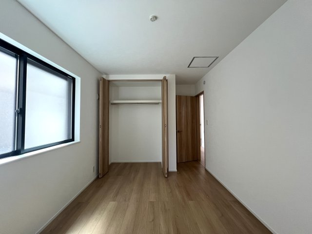 正統派な住宅街に佇む邸宅。無駄のない間取りに洒落たライティング。んー好き。【相模原市南区御園3丁目新築戸建】の洋室|落ち着いた色調の洋室です