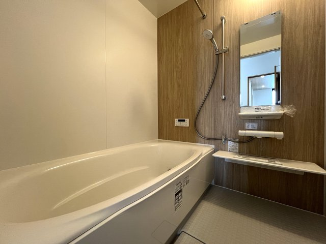 正統派な住宅街に佇む邸宅。無駄のない間取りに洒落たライティング。んー好き。【相模原市南区御園3丁目新築戸建】の浴室|日々の暮らしに欠かせないお風呂です