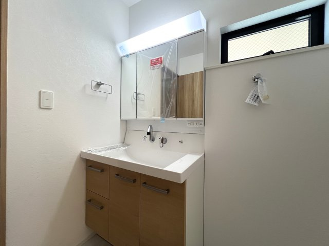 正統派な住宅街に佇む邸宅。無駄のない間取りに洒落たライティング。んー好き。【相模原市南区御園3丁目新築戸建】の独立洗面台|独立洗面台あり、毎朝おしゃれに忙しい女性の方におすすめです