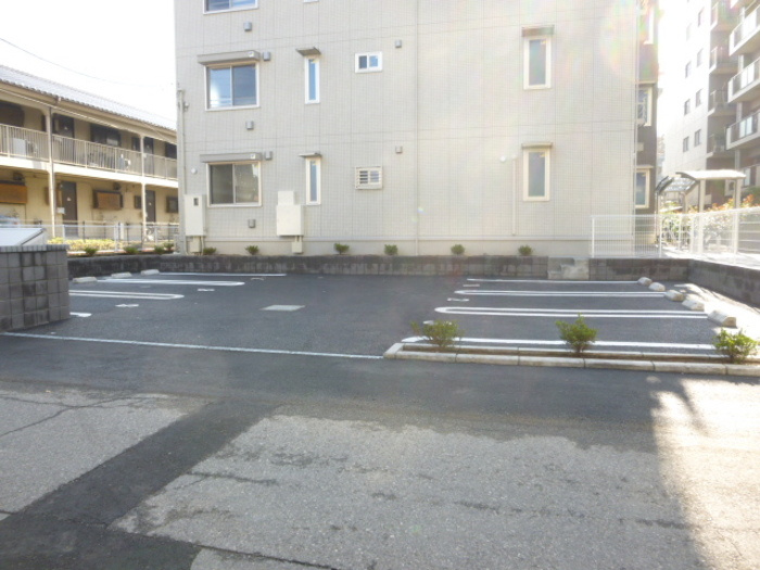 リビングNK原木中山の駐車場
