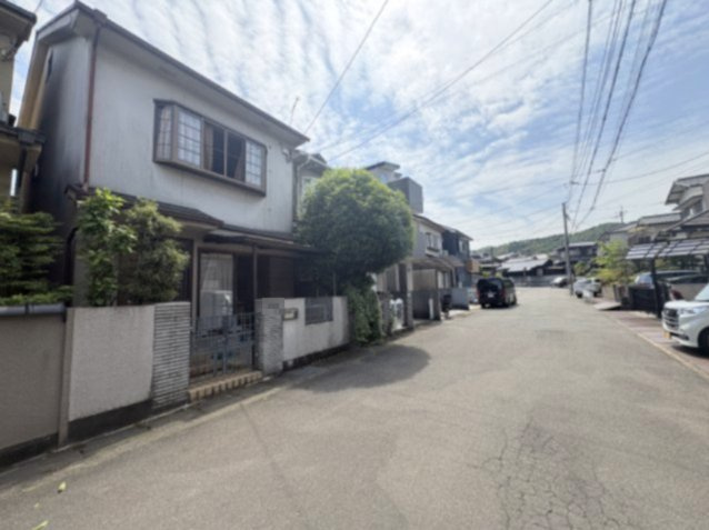 【売土地】長岡京市奥海印寺八戸木14「長岡天神駅」の前面道路含む現地写真|家族の安全も、運転の余裕も。6.2mの広々とした道幅が、毎日の送り迎えをストレスフリーに変えてくれます。