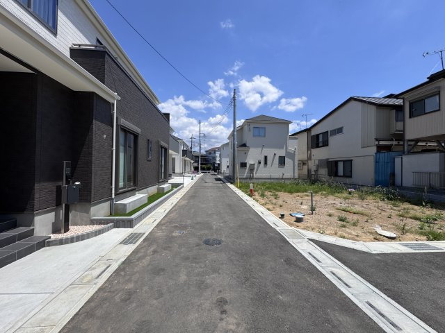 三郷市戸ケ崎５丁目新築戸建【吹上小学校：8分】の前面道路含む現地写真|南側前面道路