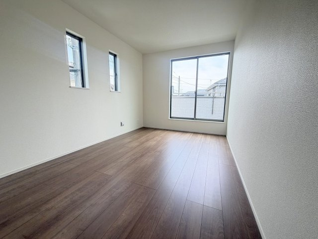 三郷市戸ケ崎　新築戸建　全4棟　D号棟の洋室|バルコニーに面した明るい洋室7帖・主寝室としていかがでしょう