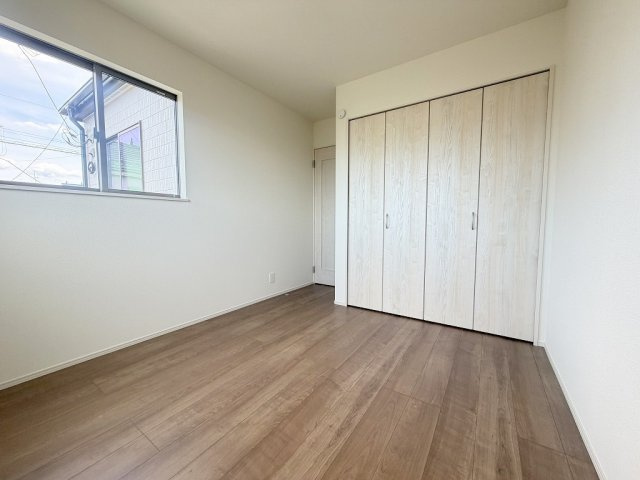 三郷市戸ケ崎　新築戸建　全4棟　D号棟の洋室|クローゼット付きの洋室5.25帖・子供部屋としていかがでしょう