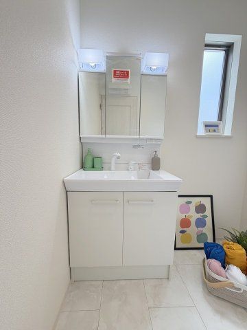 三郷市戸ケ崎　新築戸建　全4棟　D号棟の独立洗面台|三面鏡付きシャワードレッサーで朝の準備も快適