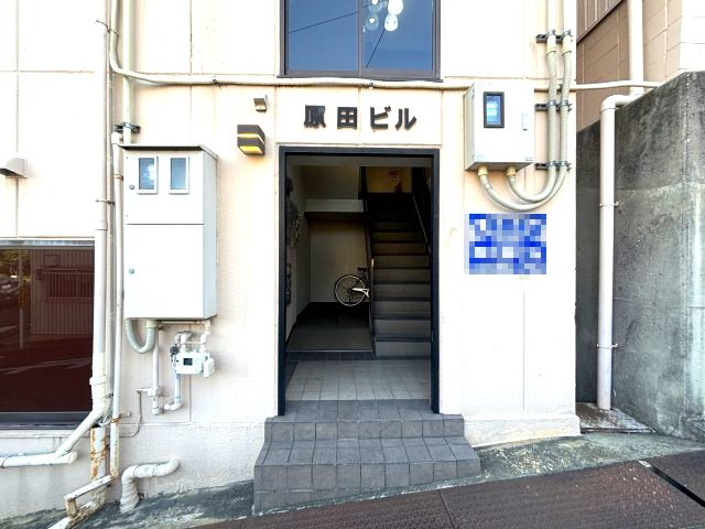 原田ビルのエントランス