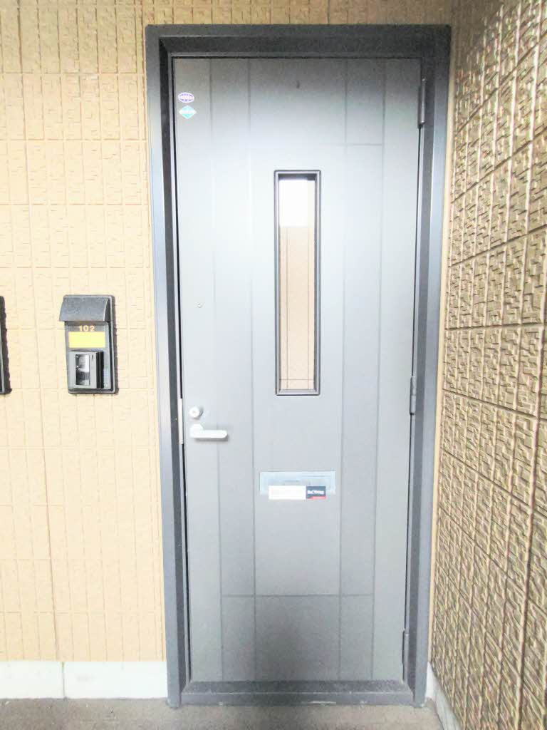 バリュージュローズ B棟の玄関