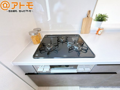 【設備】 | 御殿場市萩原　新築一戸建て　全1棟 | ３口コンロは使い勝手がよくお料理も楽しくなりそうです♪