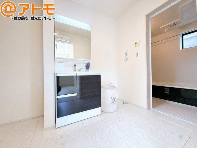 【独立洗面台】 | 御殿場市萩原　新築一戸建て　全1棟 | 洗面所って朝に混み合いませんか？広々とした脱衣所、３面鏡の独立洗面台で朝の時間を少しお手伝い♪
