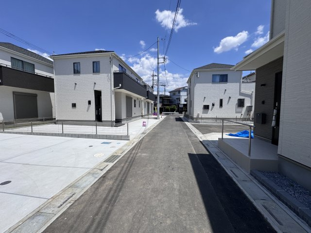 三郷市戸ケ崎５丁目新築戸建【吹上小学校：8分】の前面道路含む現地写真|南側前面道路