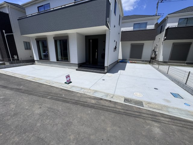 三郷市戸ケ崎５丁目新築戸建【吹上小学校：8分】の駐車場|Ｅ号棟駐車スペース・2台駐車可