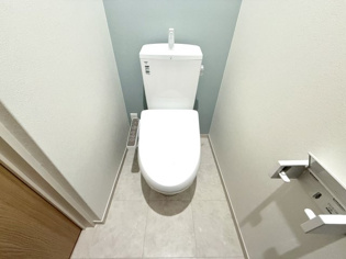 温水洗浄便座付きのトイレです♪