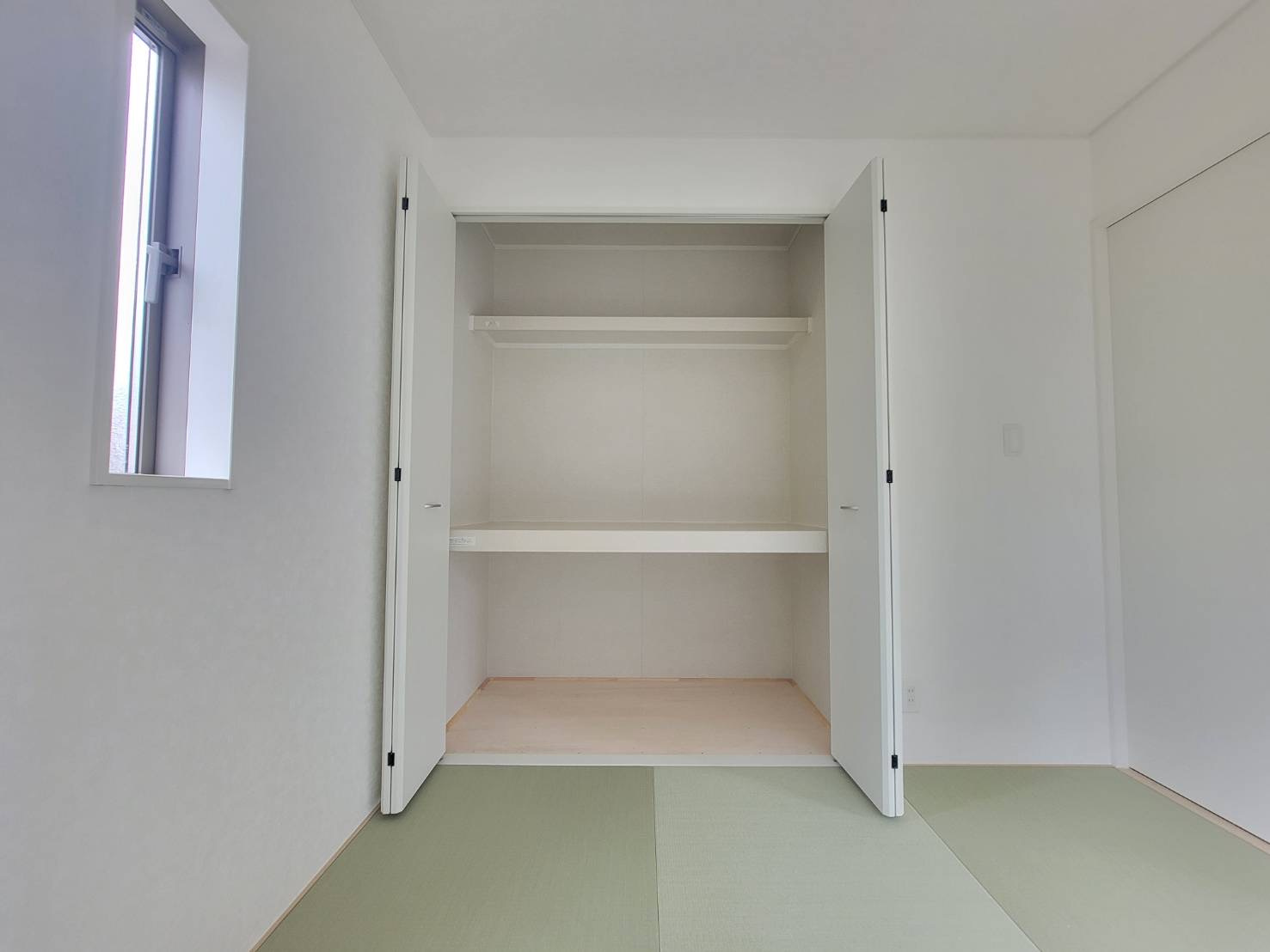 【Cradle garden】小山市城北 第11 全2棟の和室|〇2号棟・4.5帖和室〇
和の落ち着きに馴染む収納は、来客時も一瞬で片付く頼もしさ！
日用品から寝具までまとめてしまえる心強い大容量です♪
※2026年7月撮影