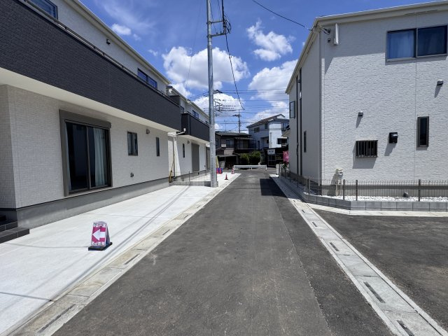 三郷市戸ケ崎５丁目新築戸建【吹上小学校：8分】の前面道路含む現地写真|南側前面道路