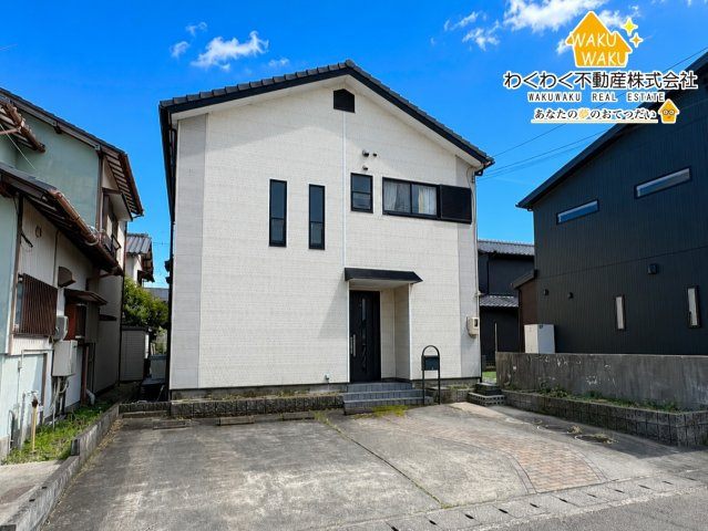 中古 戸建ての前面道路含む現地写真