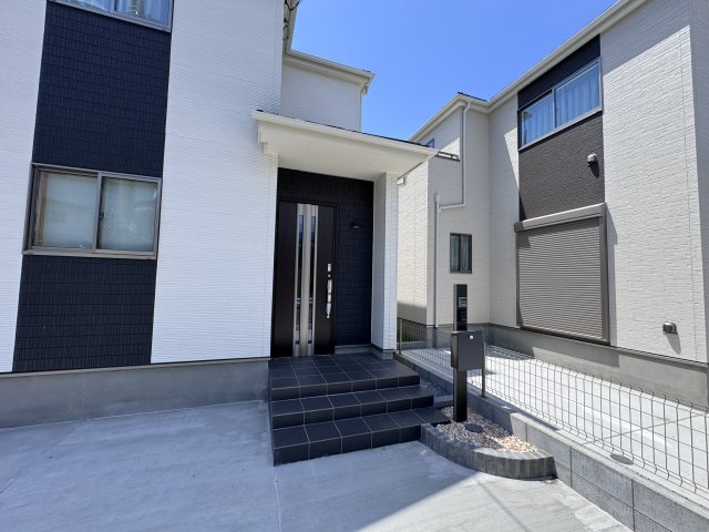 三郷市戸ケ崎５丁目新築戸建【吹上小学校：8分】のエントランス|エントランス・玄関ポーチ